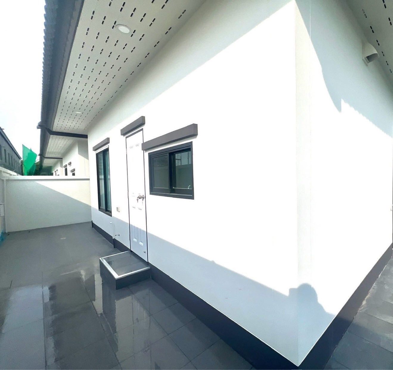 Detached House with Pool For Sale