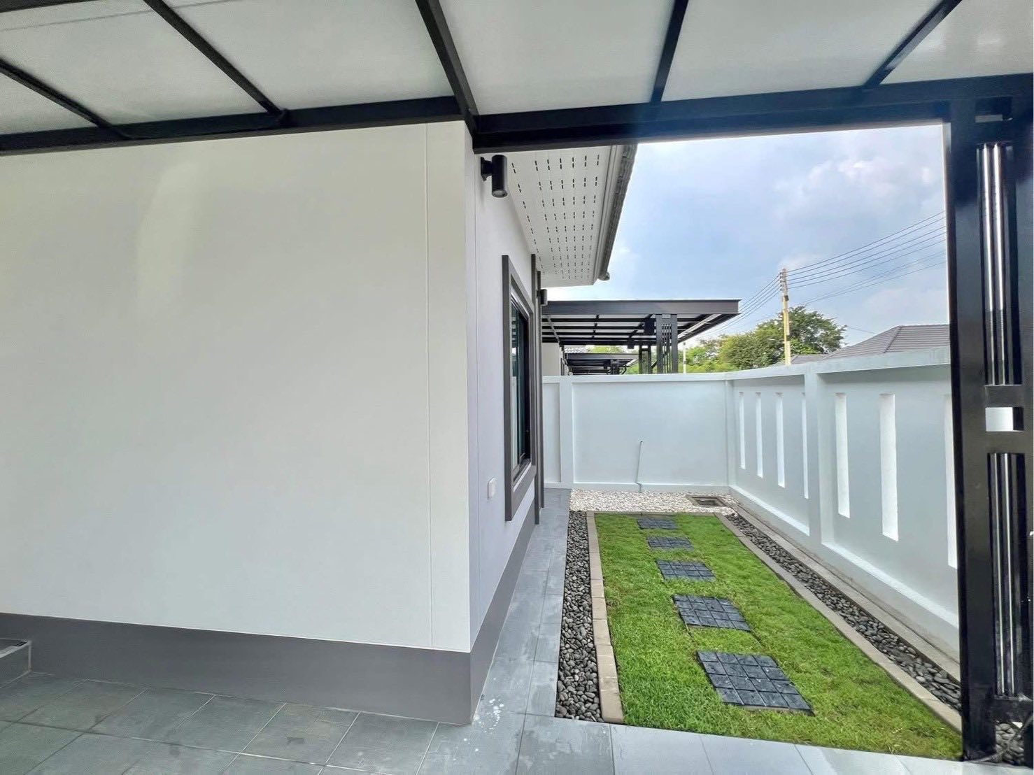 Detached House with Pool For Sale