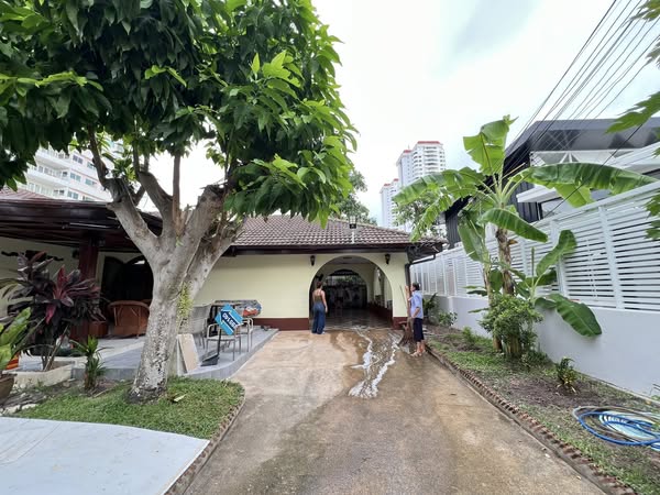 Detached House For Rent