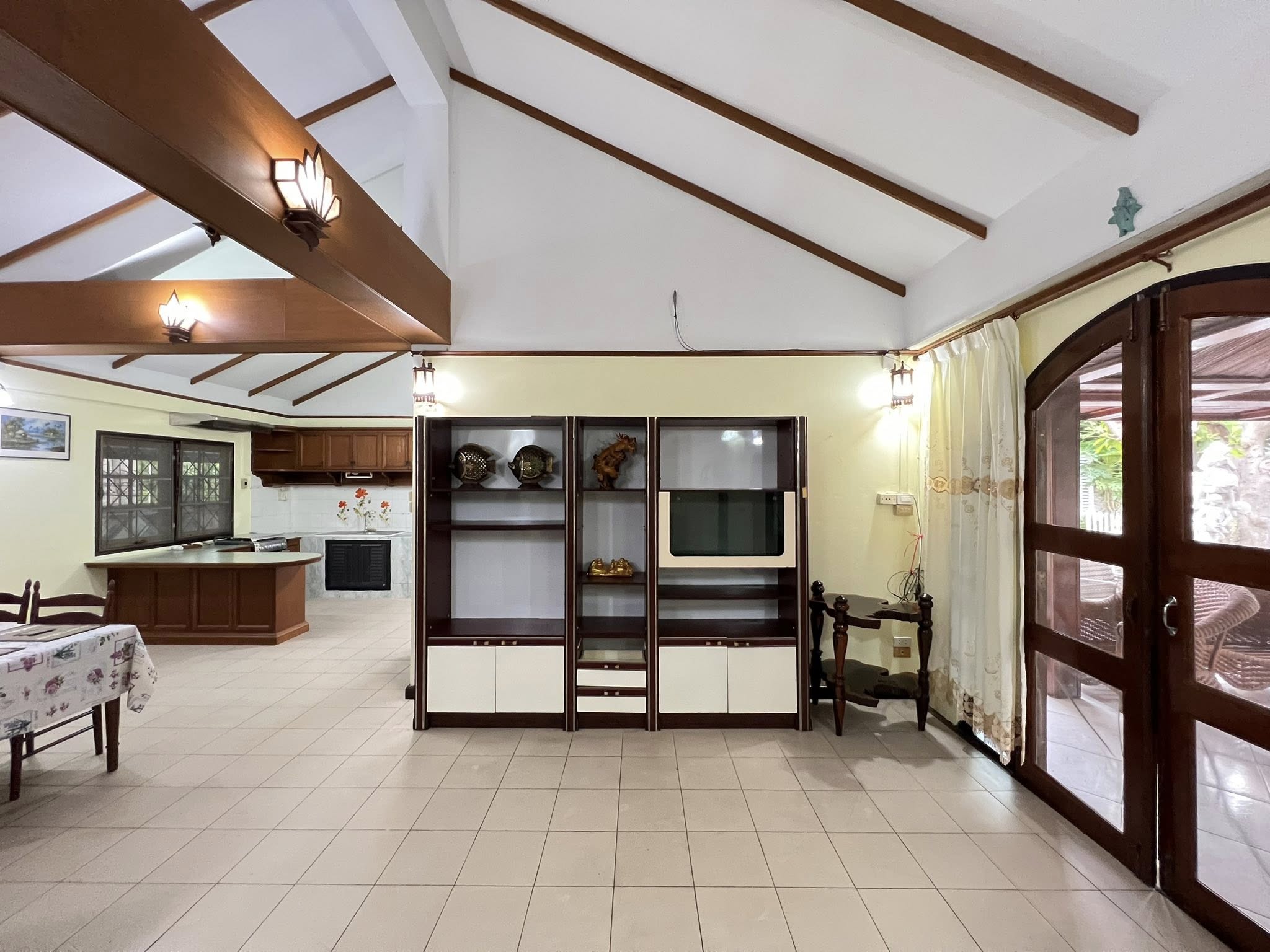 Detached House For Rent
