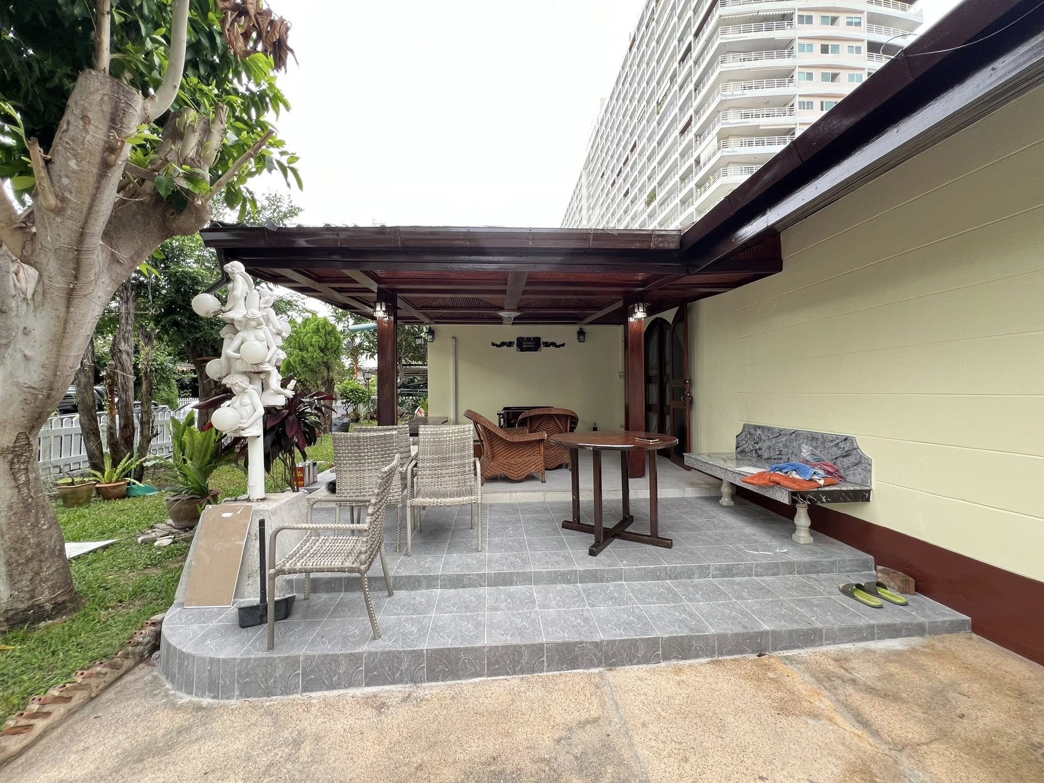 Detached House For Rent