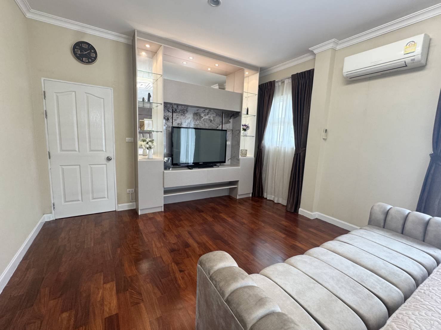 Detached House For Rent