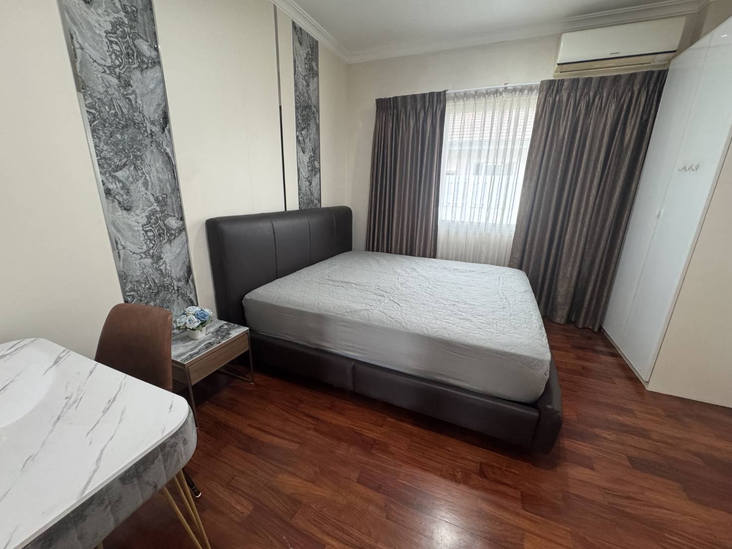 Detached House For Rent