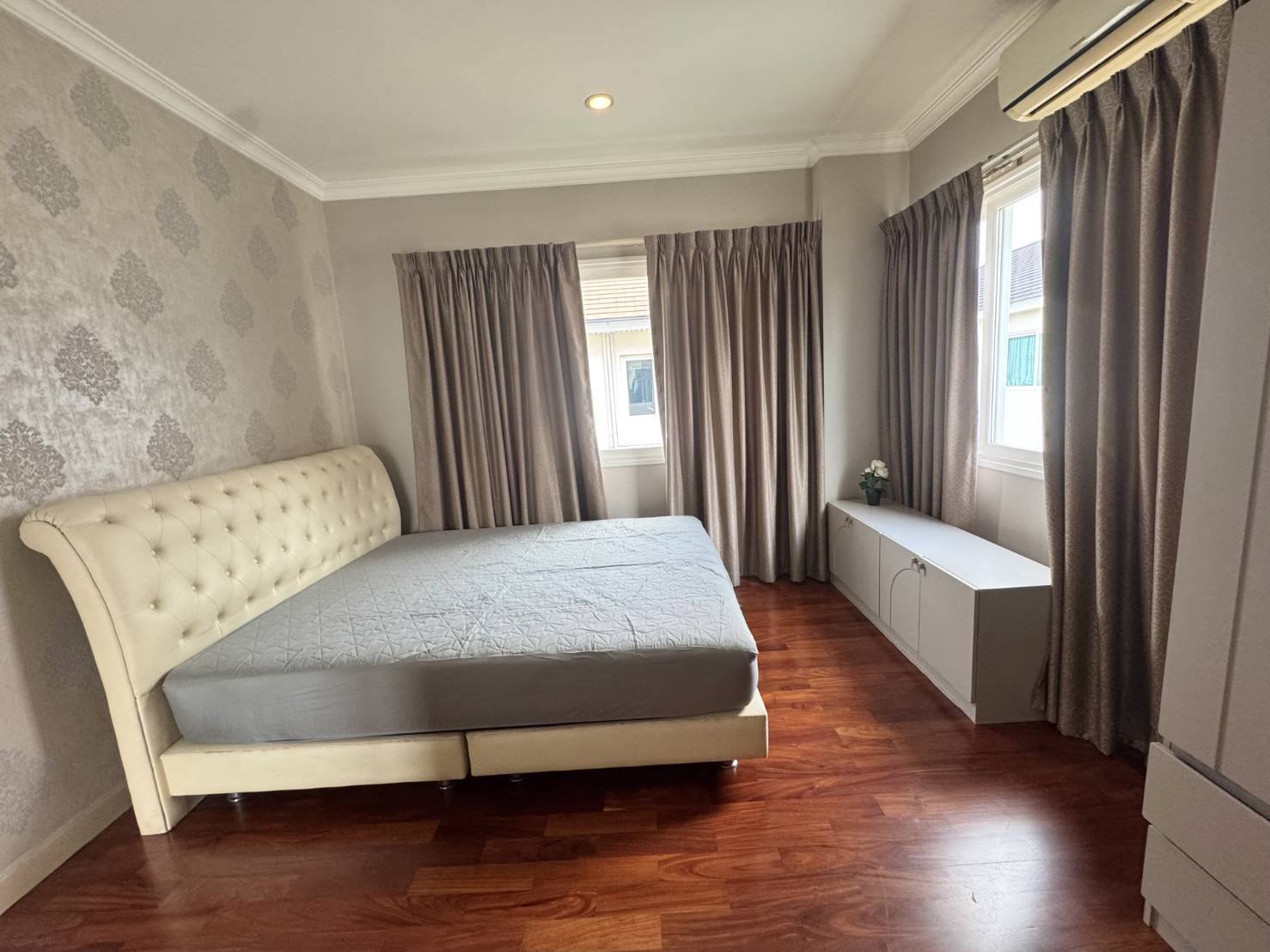 Detached House For Rent