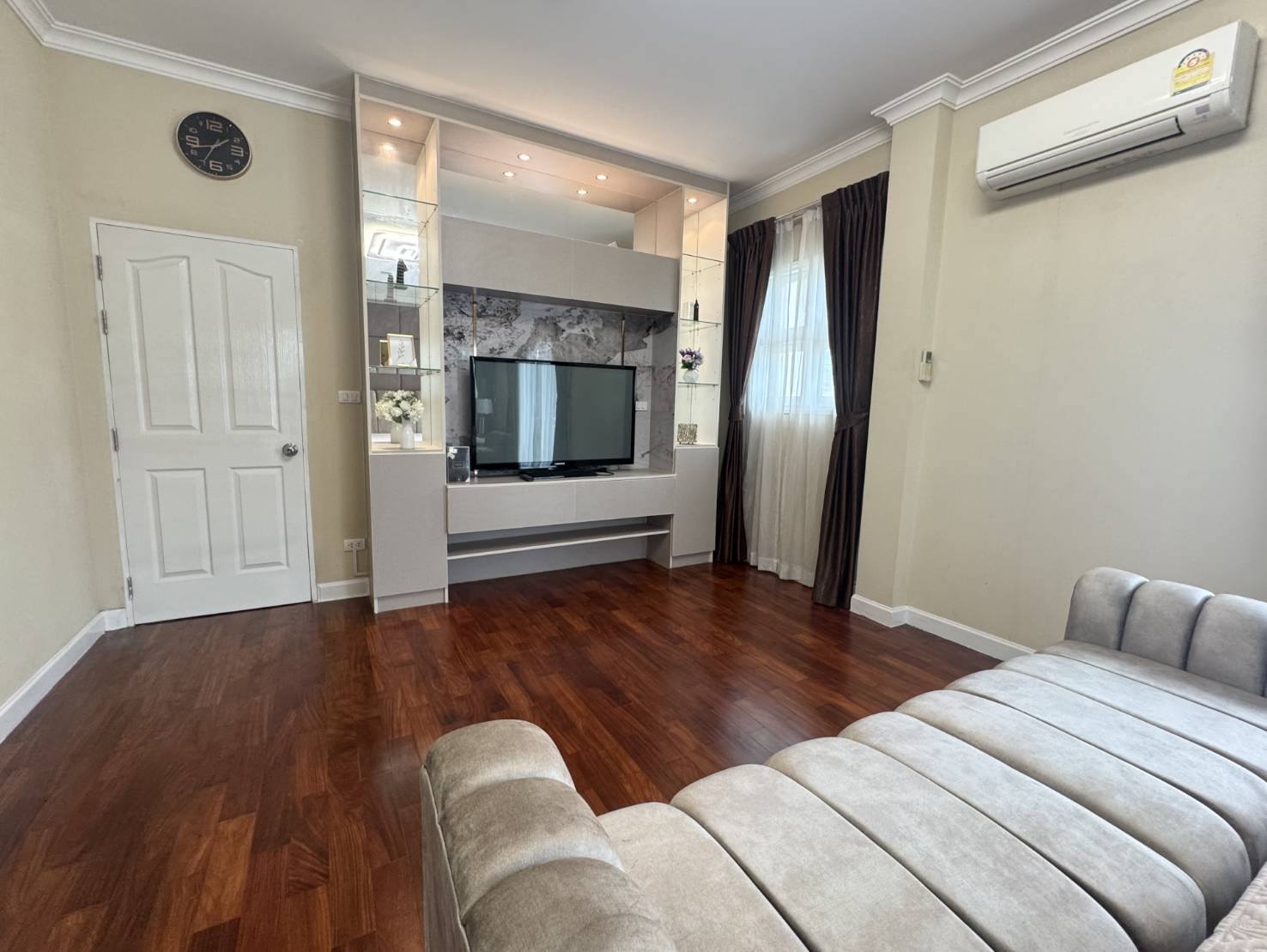 Detached House For Rent