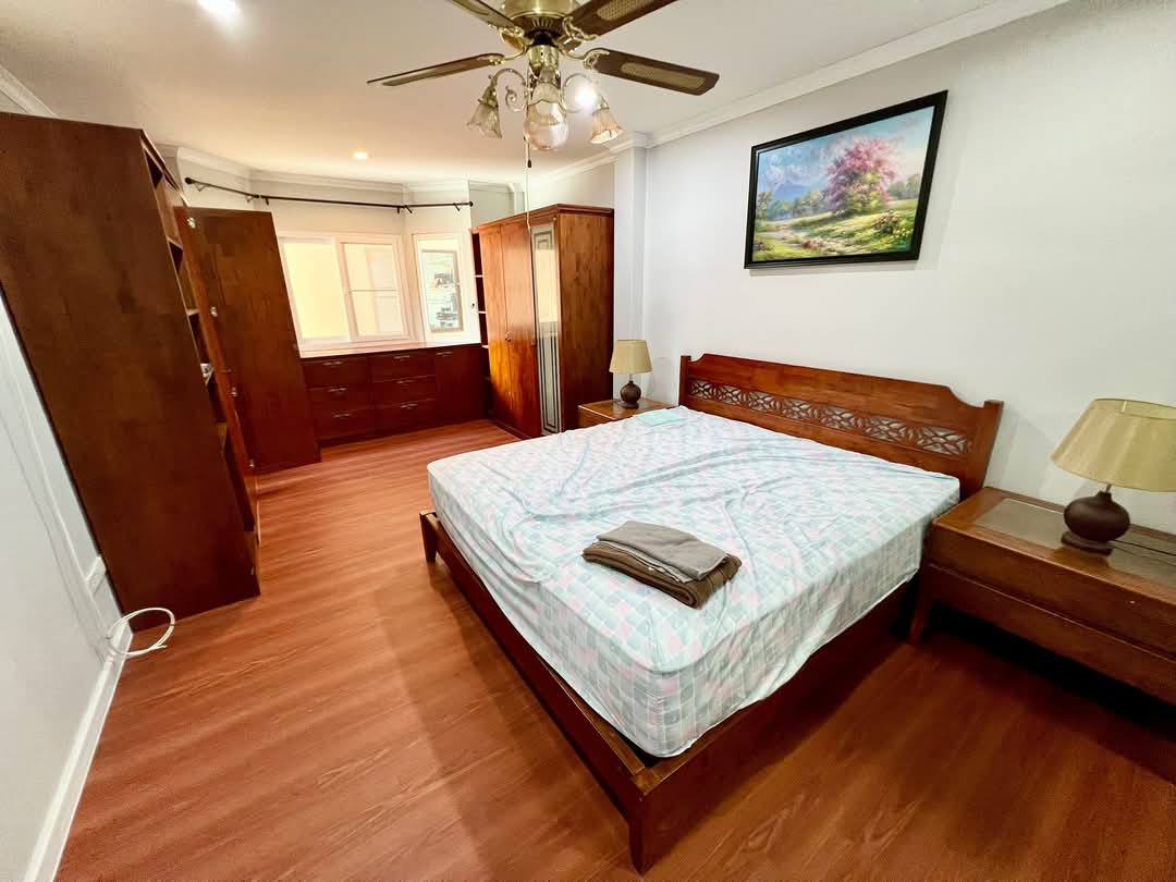 Detached House with Pool For Sale