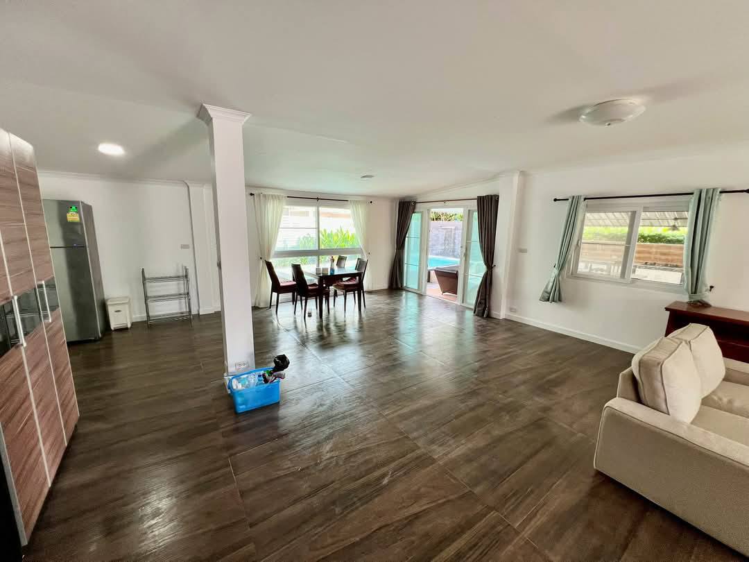 Detached House with Pool For Sale