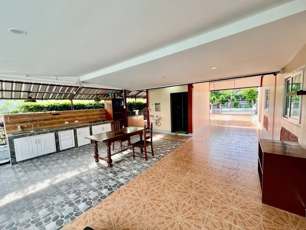 Detached House with Pool For Sale