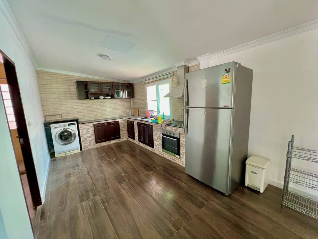 Detached House with Pool For Sale