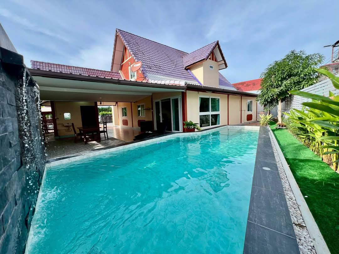 Detached House with Pool For Sale