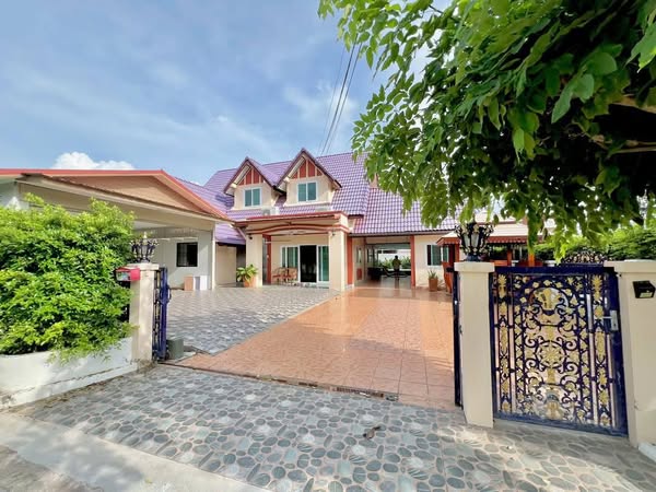 Detached House with Pool For Sale