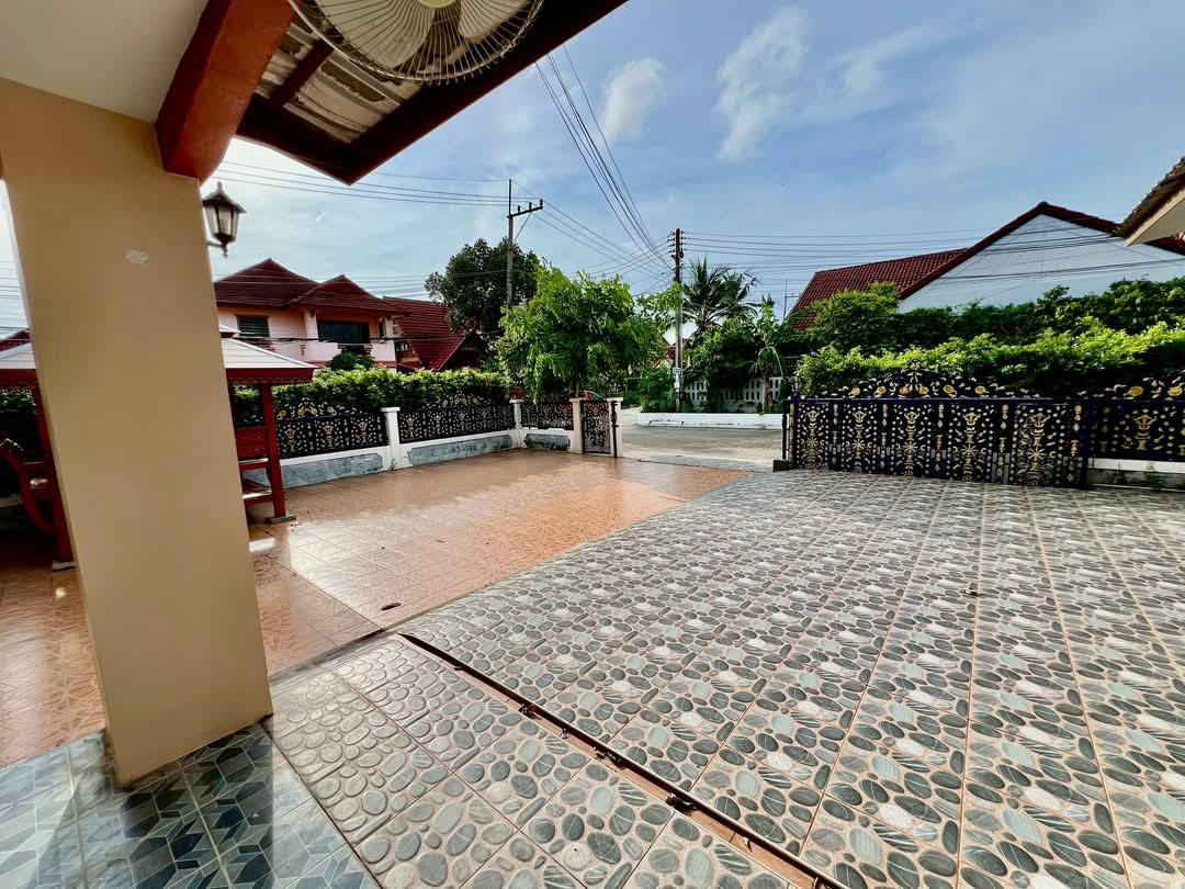 Detached House with Pool For Sale