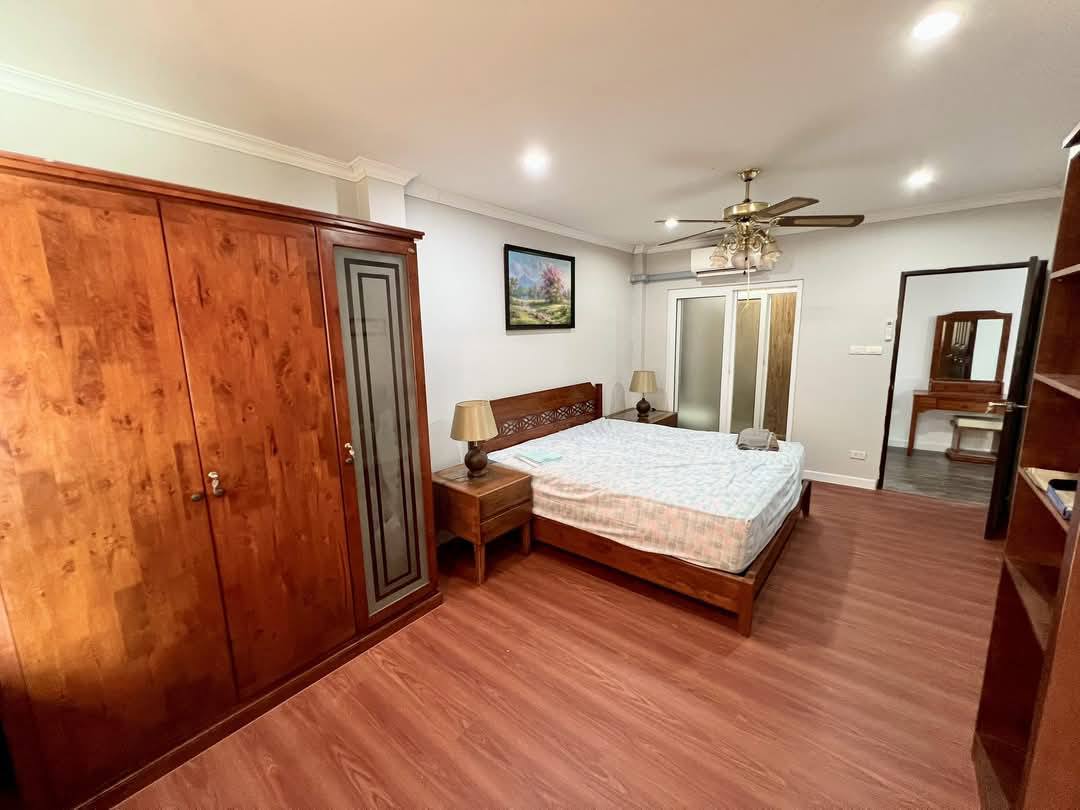 Detached House with Pool For Sale