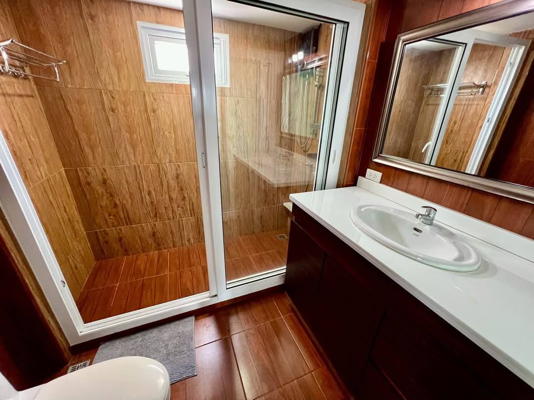 Detached House with Pool For Sale