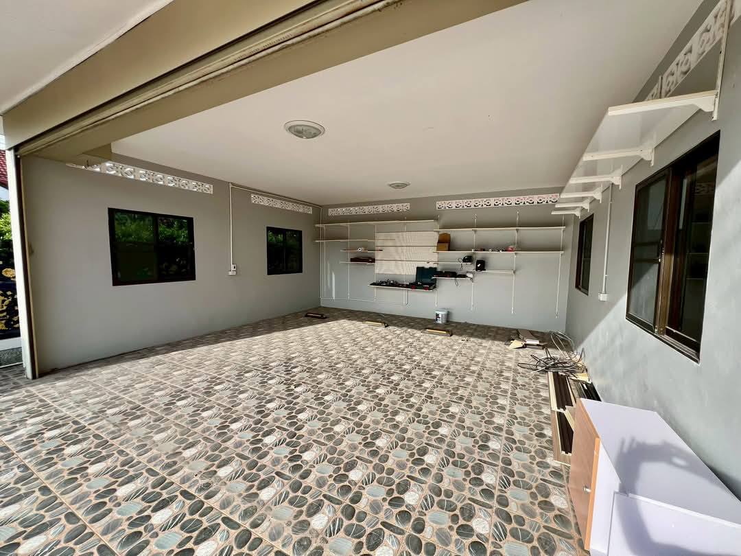 Detached House with Pool For Sale