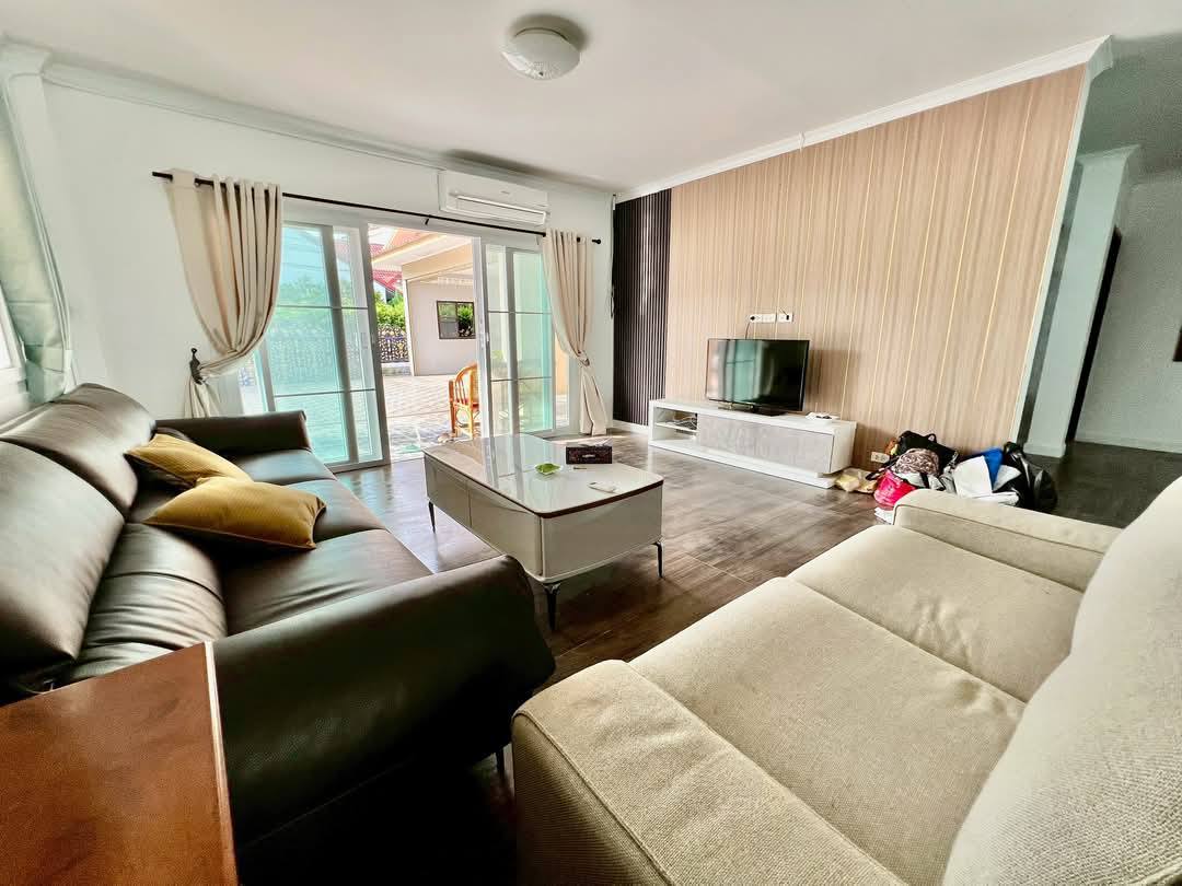 Detached House with Pool For Sale