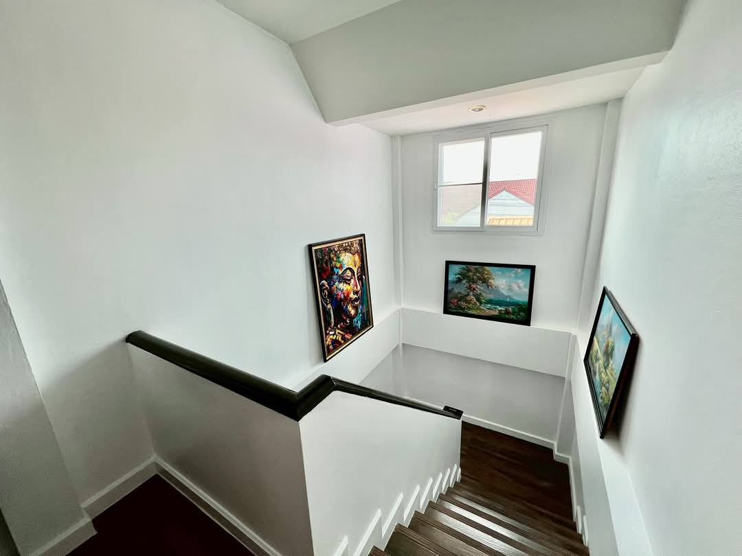 Detached House with Pool For Sale