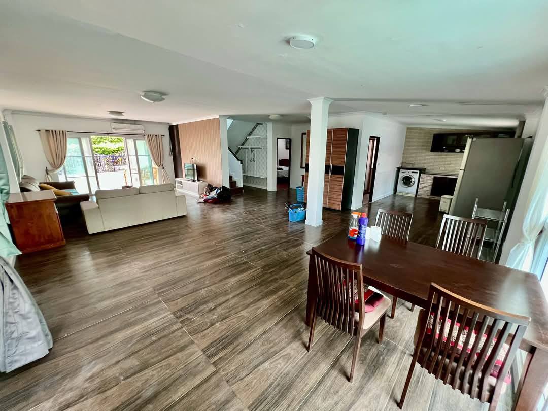Detached House with Pool For Sale