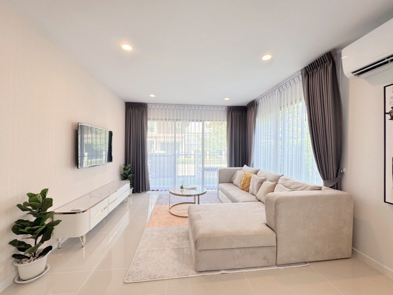 Beautiful Detached House For Rent