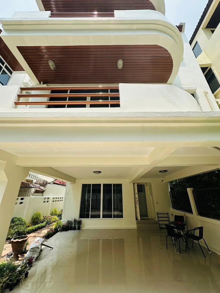 Luxury Detached House For Rent
