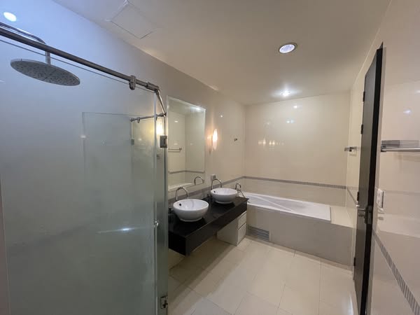 Large Three Bed Room Apartment For Sale