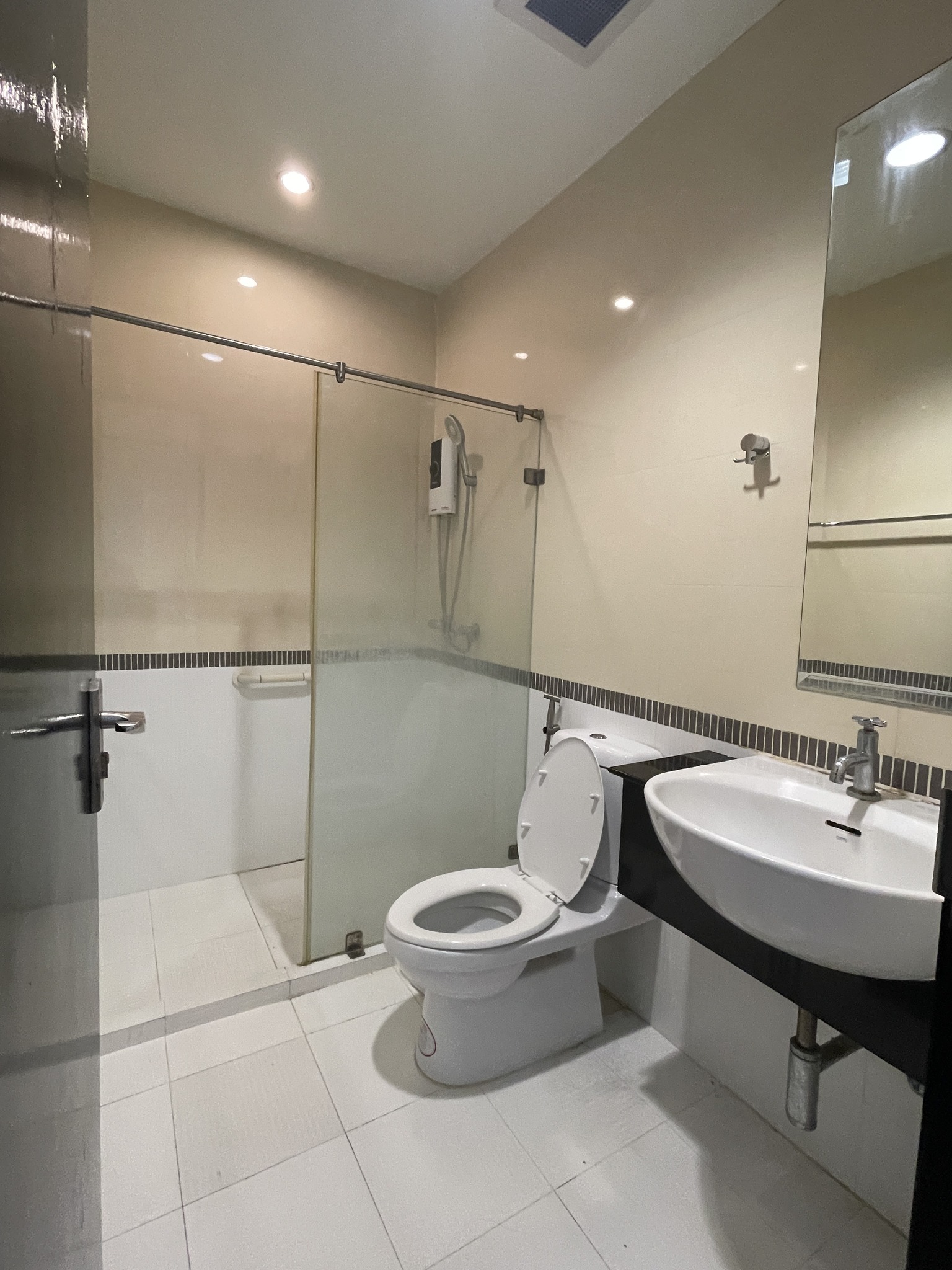 Large Three Bed Room Apartment For Sale