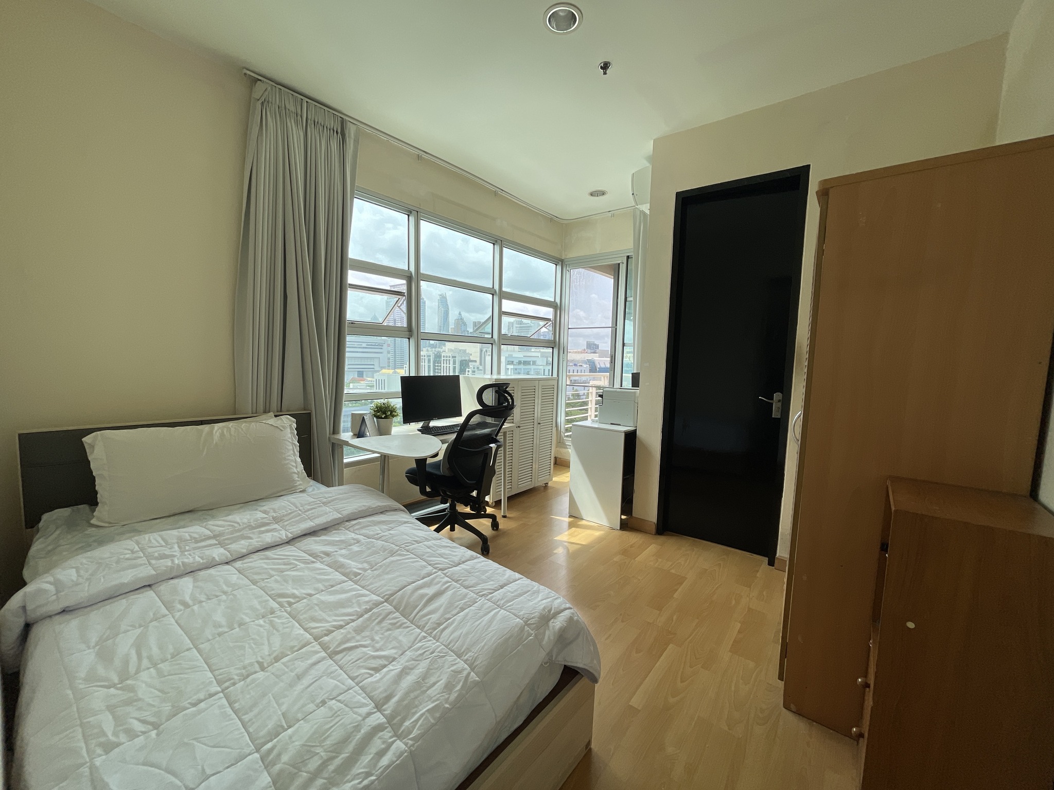 Large Three Bed Room Apartment For Sale