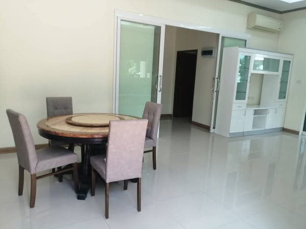 Detached House with Pool For Rent