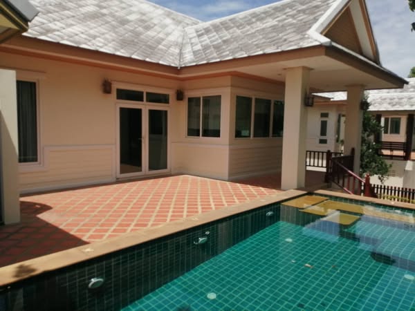 Detached House with Pool For Rent
