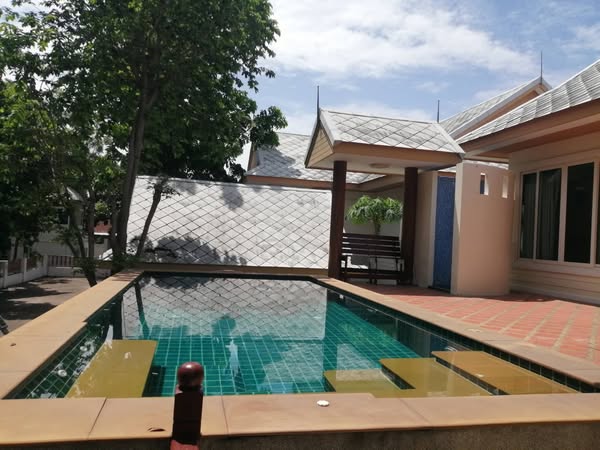 Detached House with Pool For Rent
