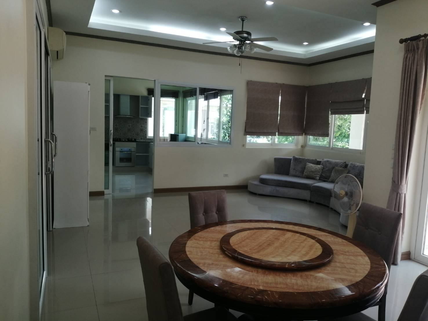 Detached House with Pool For Rent