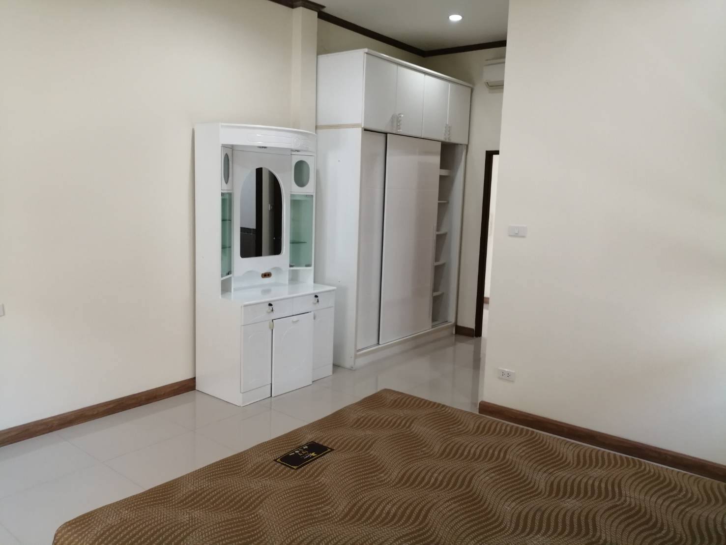 Detached House with Pool For Rent