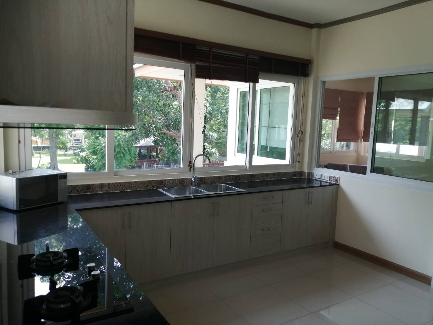 Detached House with Pool For Rent