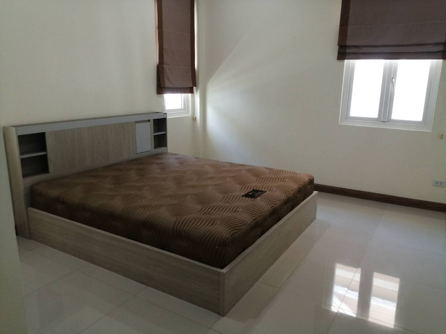 Detached House with Pool For Rent