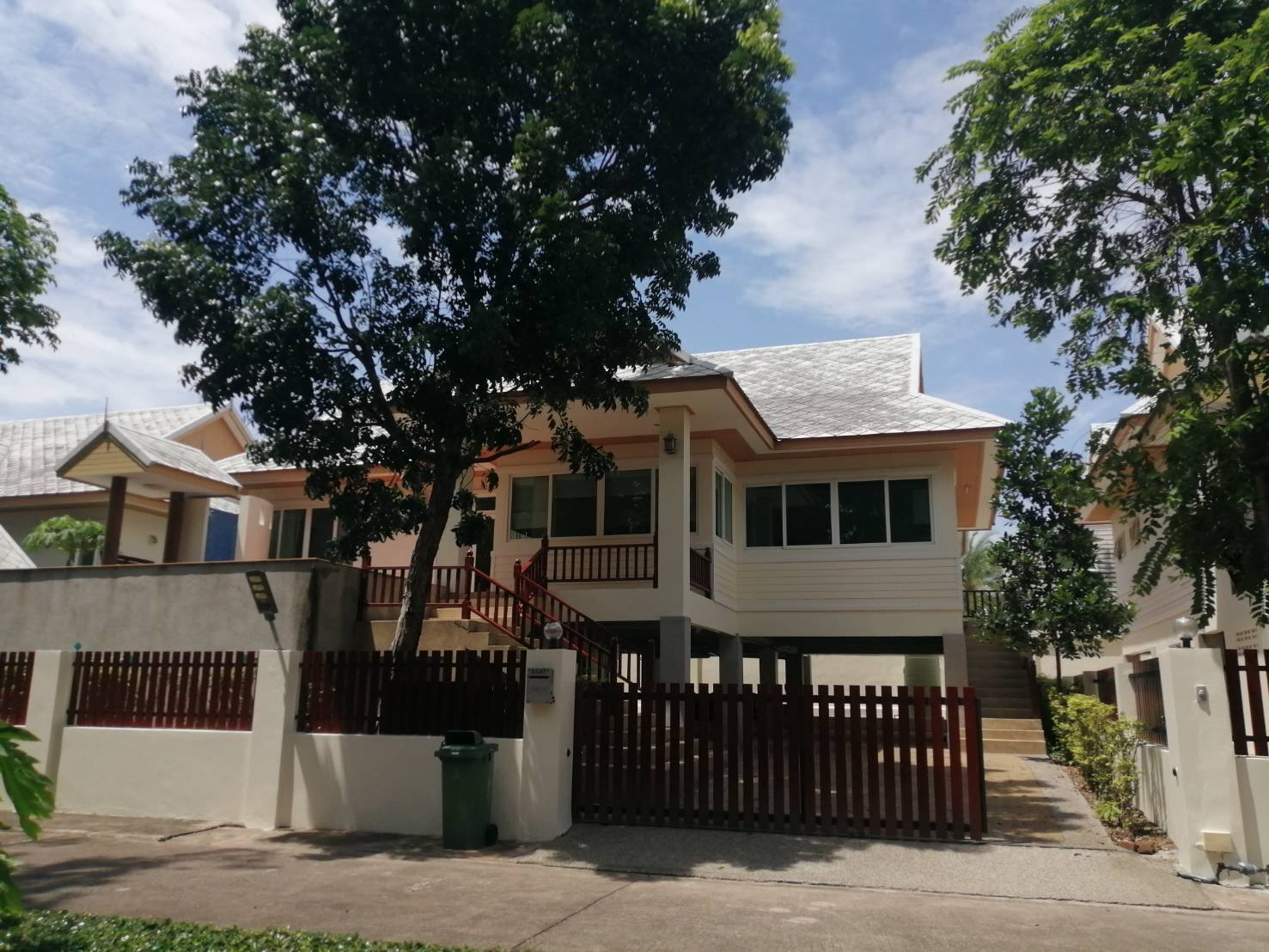 Detached House with Pool For Rent