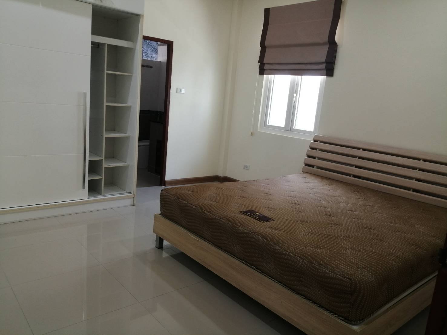 Detached House with Pool For Rent