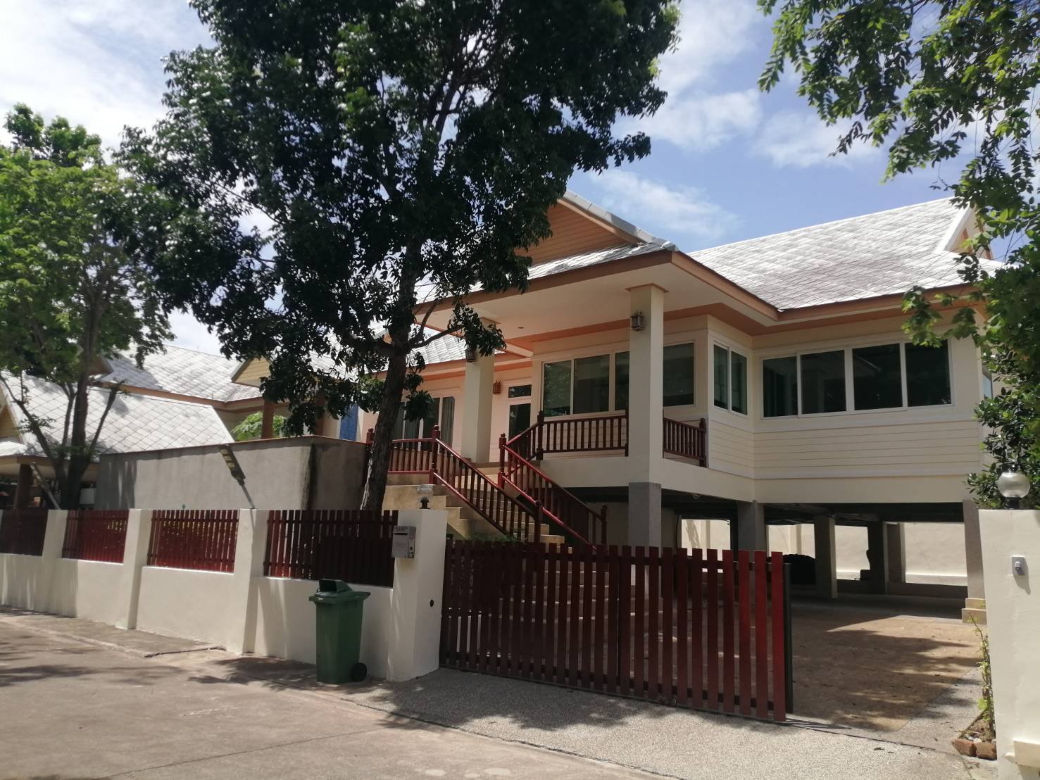 Detached House with Pool For Rent
