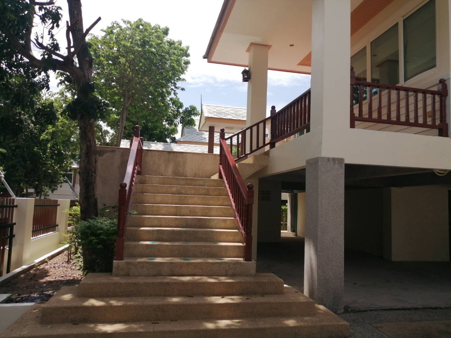 Detached House with Pool For Rent