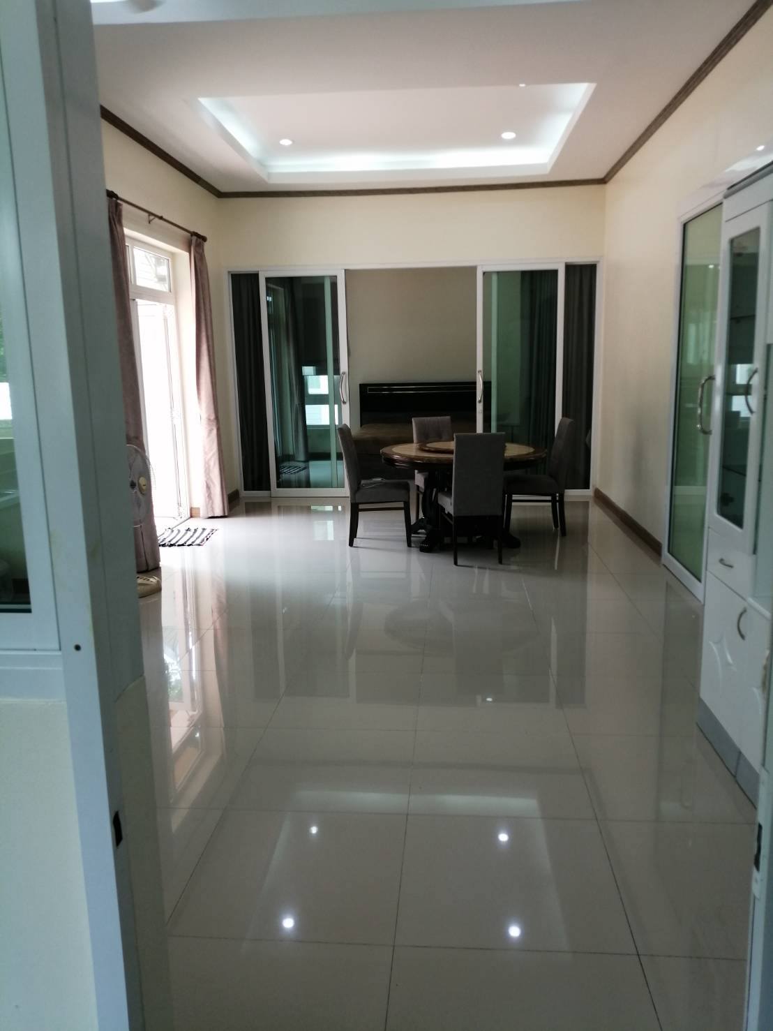 Detached House with Pool For Rent