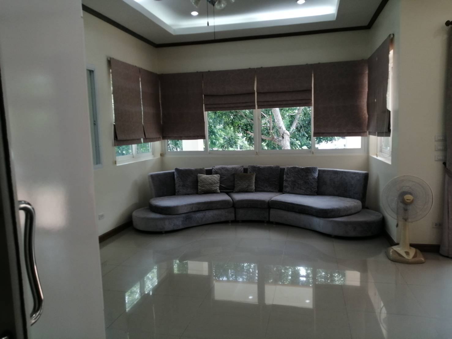 Detached House with Pool For Rent