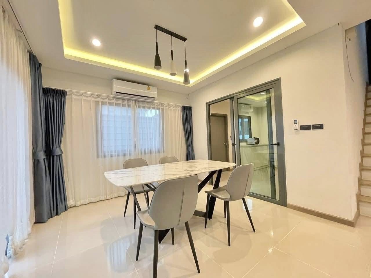 Detached House For Rent