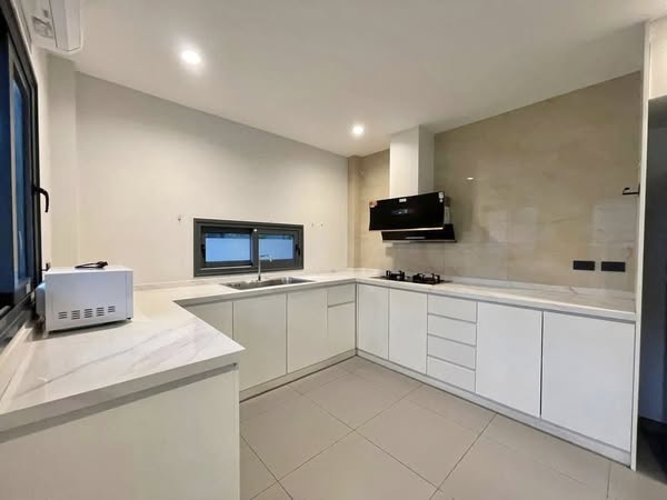 Detached House For Rent