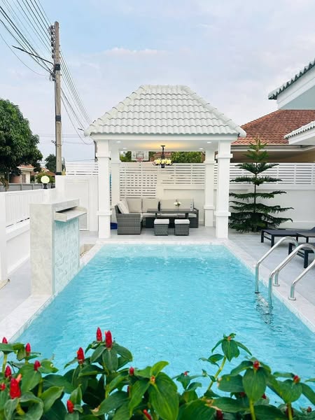 House with Pool For Rent