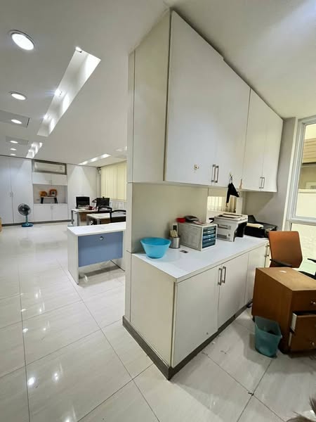 Four Storey Building Office For Rent