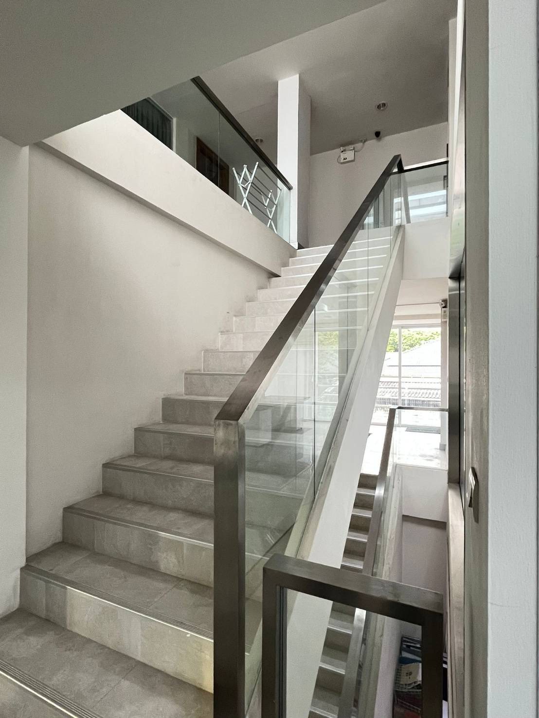 Four Storey Building Office For Rent