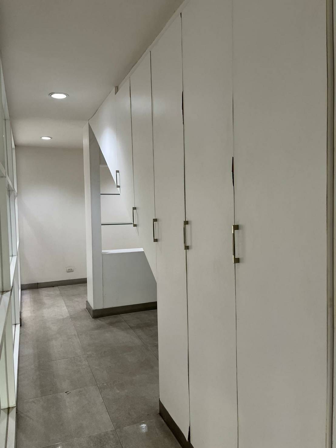 Four Storey Building Office For Rent