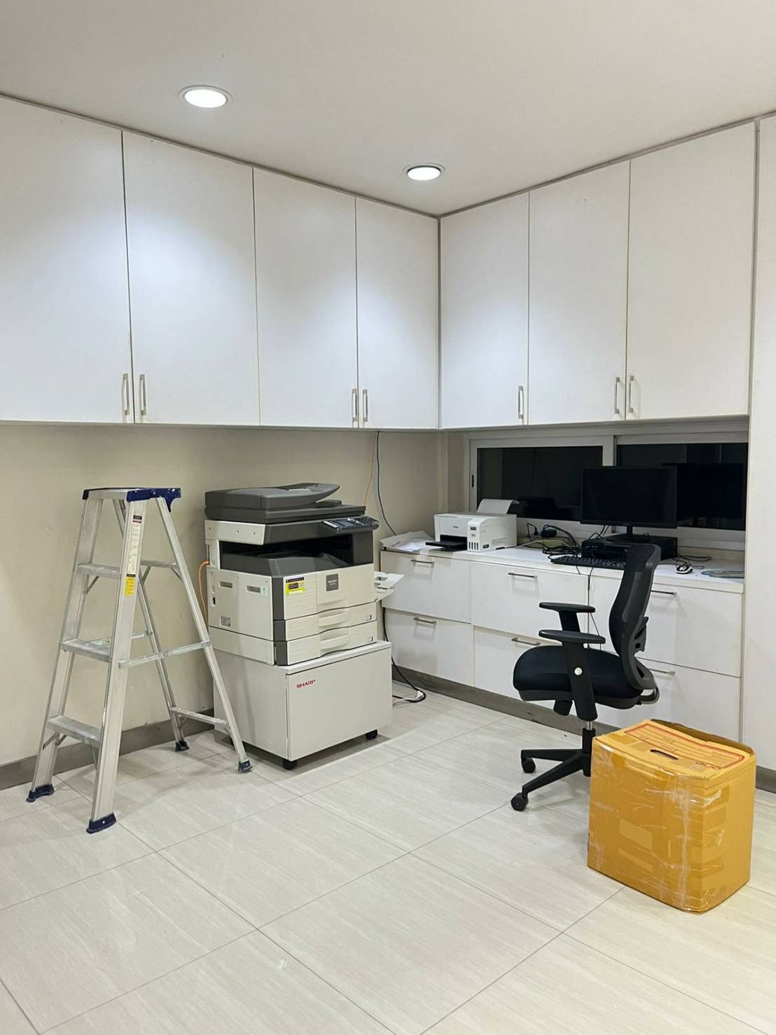 Four Storey Building Office For Rent