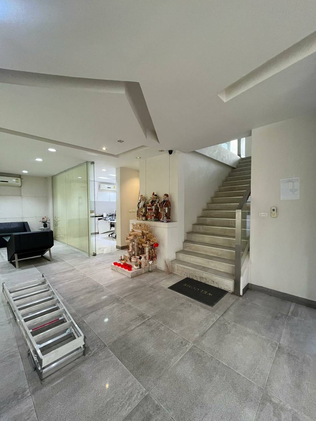 Four Storey Building Office For Rent
