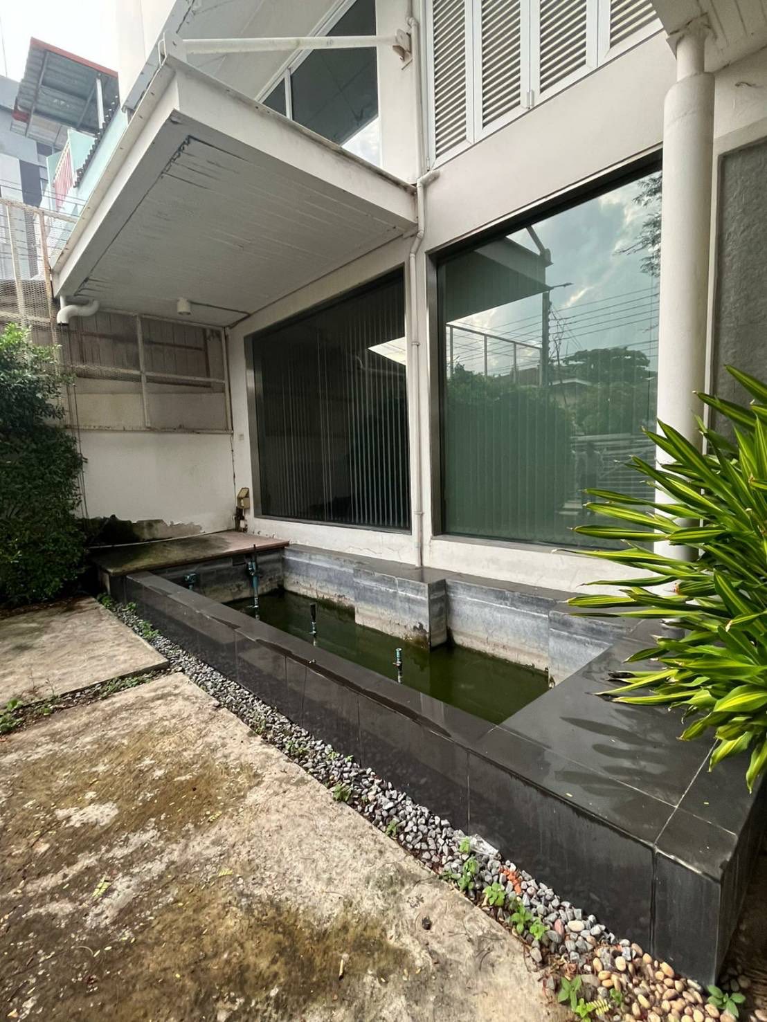 Four Storey Building Office For Rent