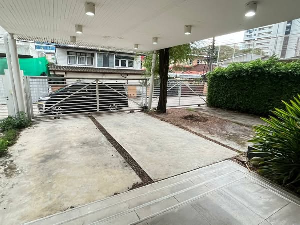 Four Storey Building Office For Rent